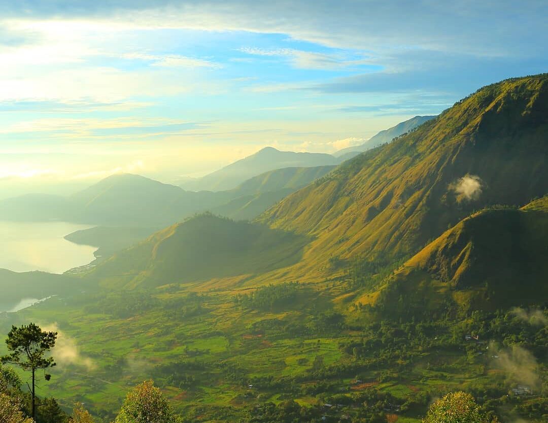 Sepanjang perjalanan menuju Danau Toba saja sudah sangat memikat, dijamin bikin ...