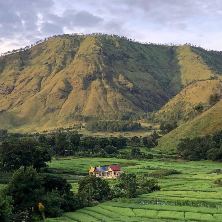 Siapa diantara Sobat Pesona yang punya kampung halaman begitu Indah dan menawan ...