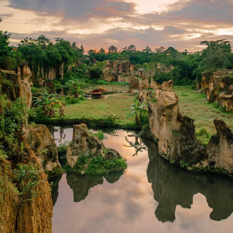 Siapa sangka terdapat sebuah kandang Godzilla di Banten? Datang saja ke Tebing K...
