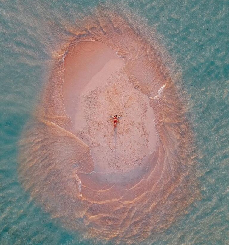 Siapa sih yang tak terpesona melihat perpaduan sempurna birunya air laut dengan ...
