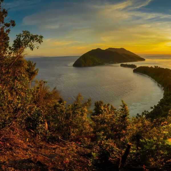 Siapa yang 'rela' membiarkan senja tenggelam bersama indahnya? Bahkan, satu-satu...