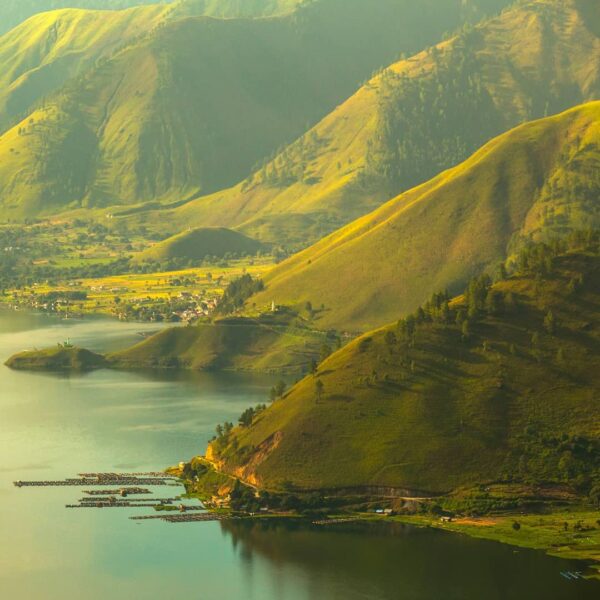 Siapa yang tak luluh dengan keindahan Danau Toba? Dikenal sebagai salah satu sur...