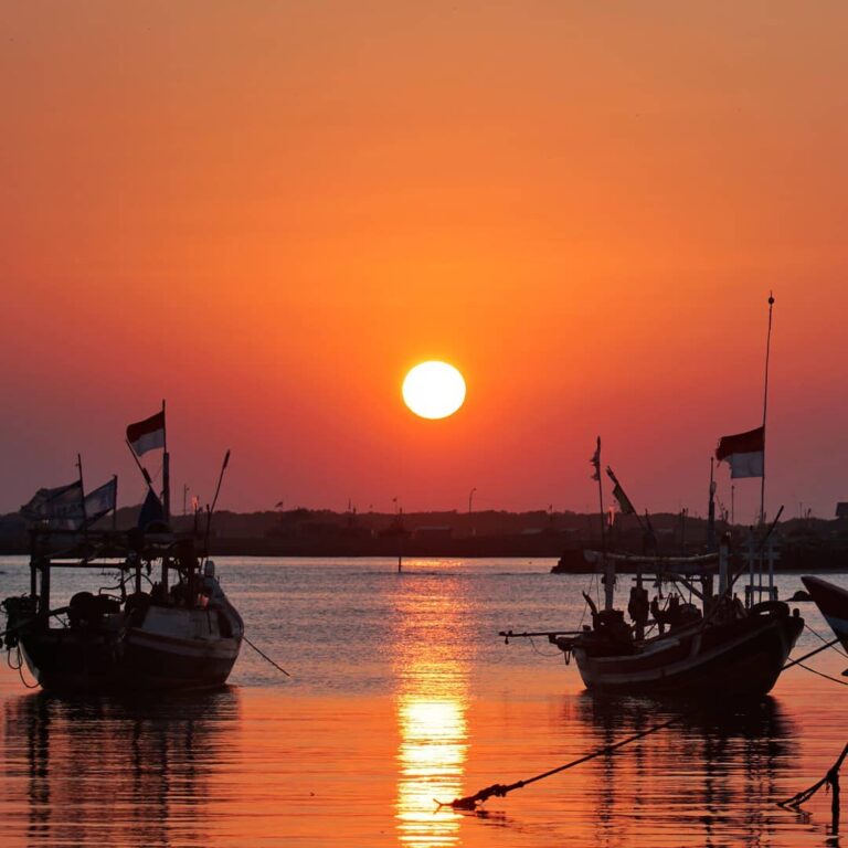 Sobat Pesona, punya tips apa untuk memotret sunset yang indah dan sempurna?
. 
S...