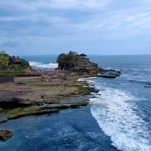 Sudah pernah menikmati sunset di pura tengah laut? Kalau belum, Sobat Pesona bis...
