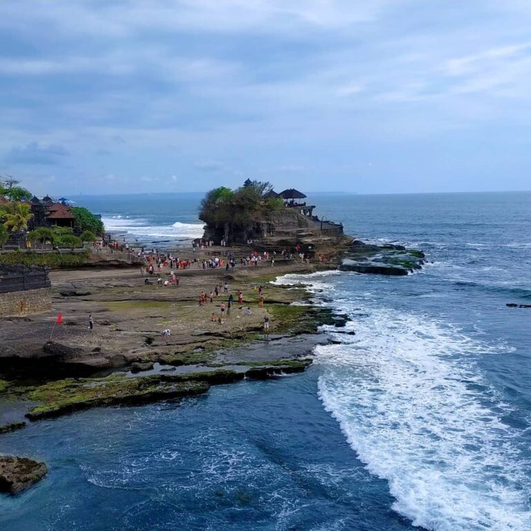 Sudah pernah menikmati sunset di pura tengah laut? Kalau belum, Sobat Pesona bis...
