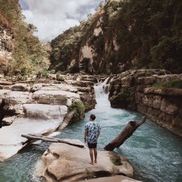 Sumba yang identik dengan padang savana, ternyata memiliki air terjun yang menak...