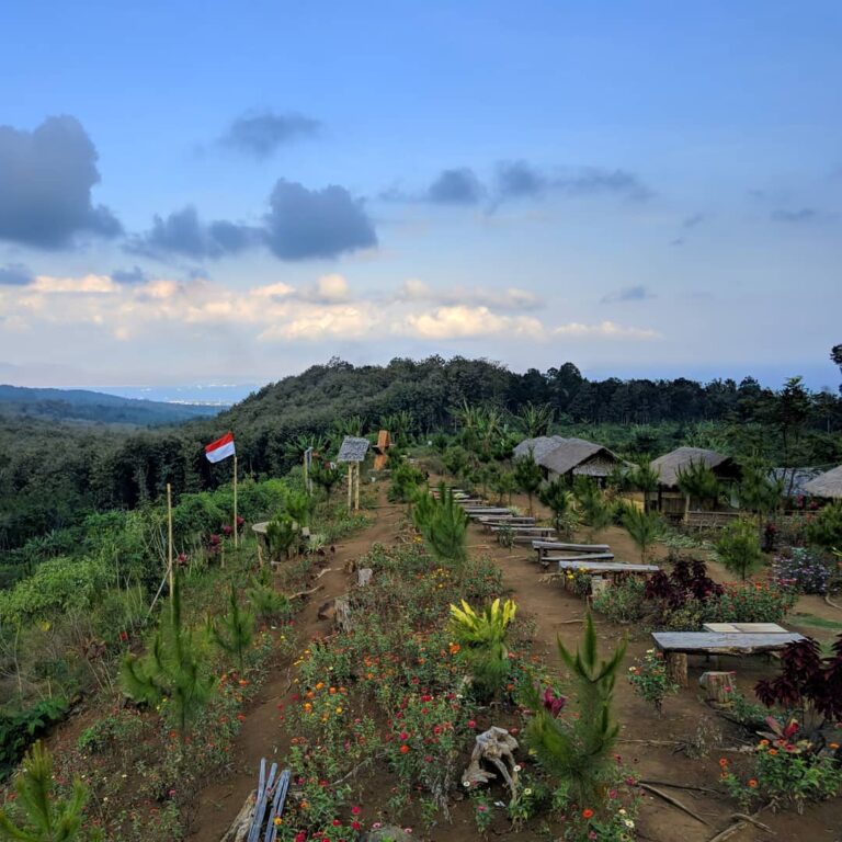 Tempat ini tak hanya indah, tapi juga cantik. Hamparan bunga warna-warni dan lan...