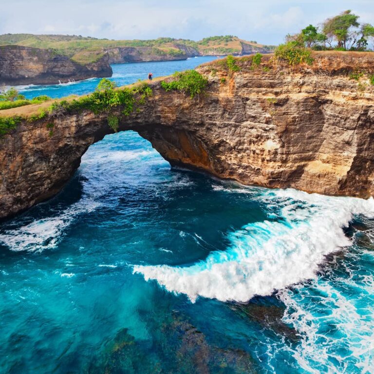 Terkenal dengan sebutan 'Broken Beach', pantai ini sebenarnya memiliki nama lain...