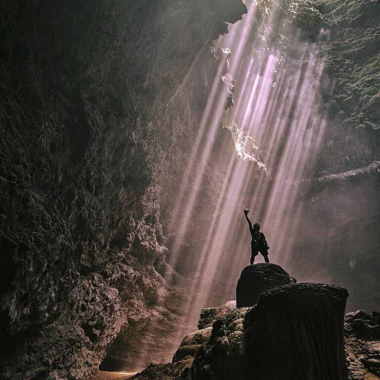 Terkenal dengan spot foto Ray Of Light dan kemegahan hutan rindang yang punya ke...