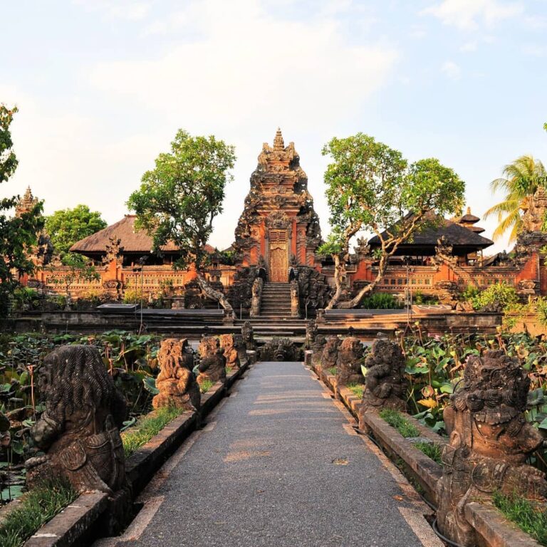 Terletak di tengah hiruk pikuk tempat wisata Ubud tak membuat Pura Saraswati mud...