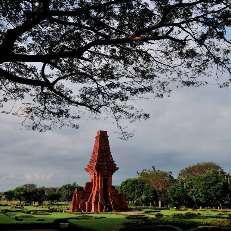 Trowulan, Kabupaten Mojokerto, Jawa Timur menyimpan peninggalan sejarah Kerajaan...