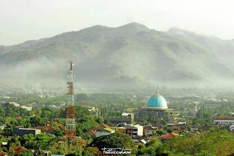 #explorebima Photo today by  taken at Danataraha
( View Al Muwahidin Mosque )

#...