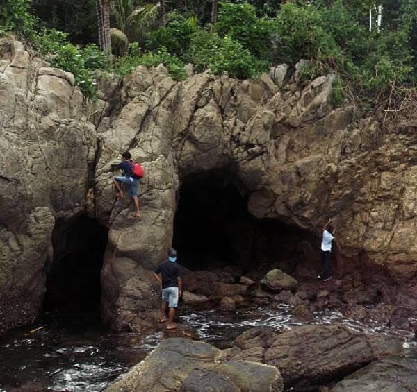 #exploreambon photo today by  taken at Batu Lubang Idong Beach, Ambon.
#explorei...