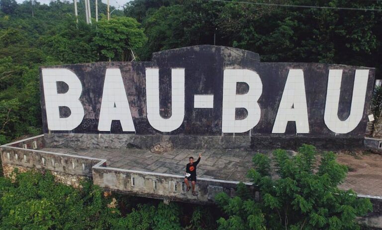 #explorebaubau Photo today by  taken at Bukit Kolema Baubau....
