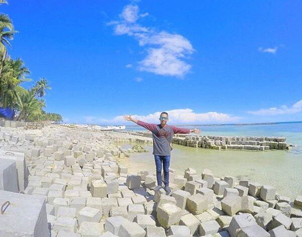 #explorebaubau Photo today by  taken at Pantai desa Bahari, Sampolawa....