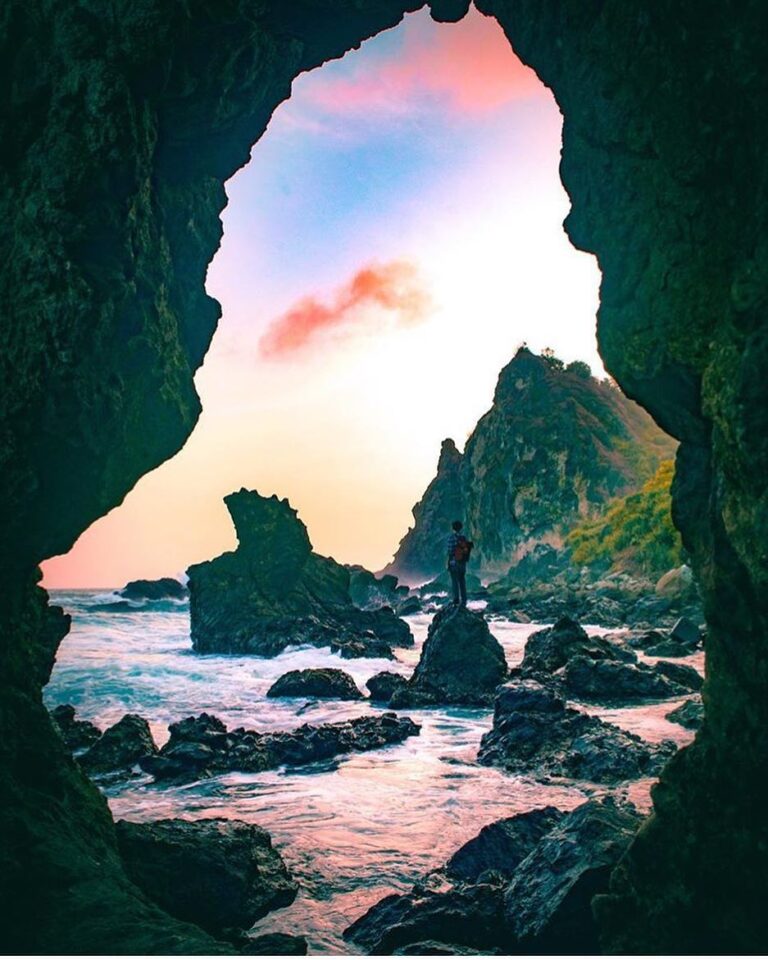 #explorejogja photo today by  taken at Pantai Watu Lumbung, Gunungkidul....