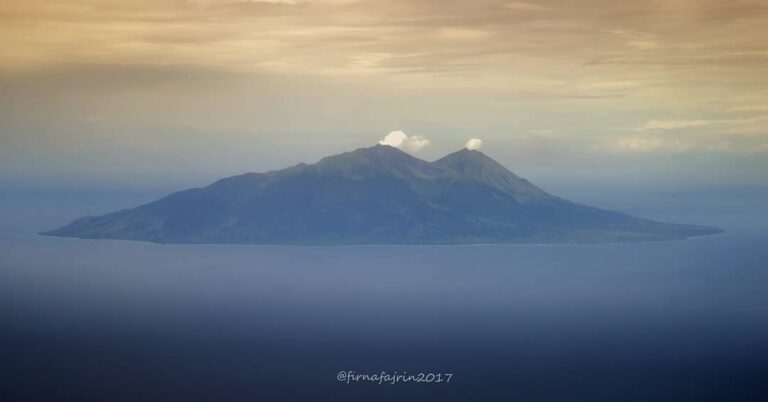 #explorebima Photo today by  taken at Mt Sangiang  Wera

Sangeang merupakan gunu...