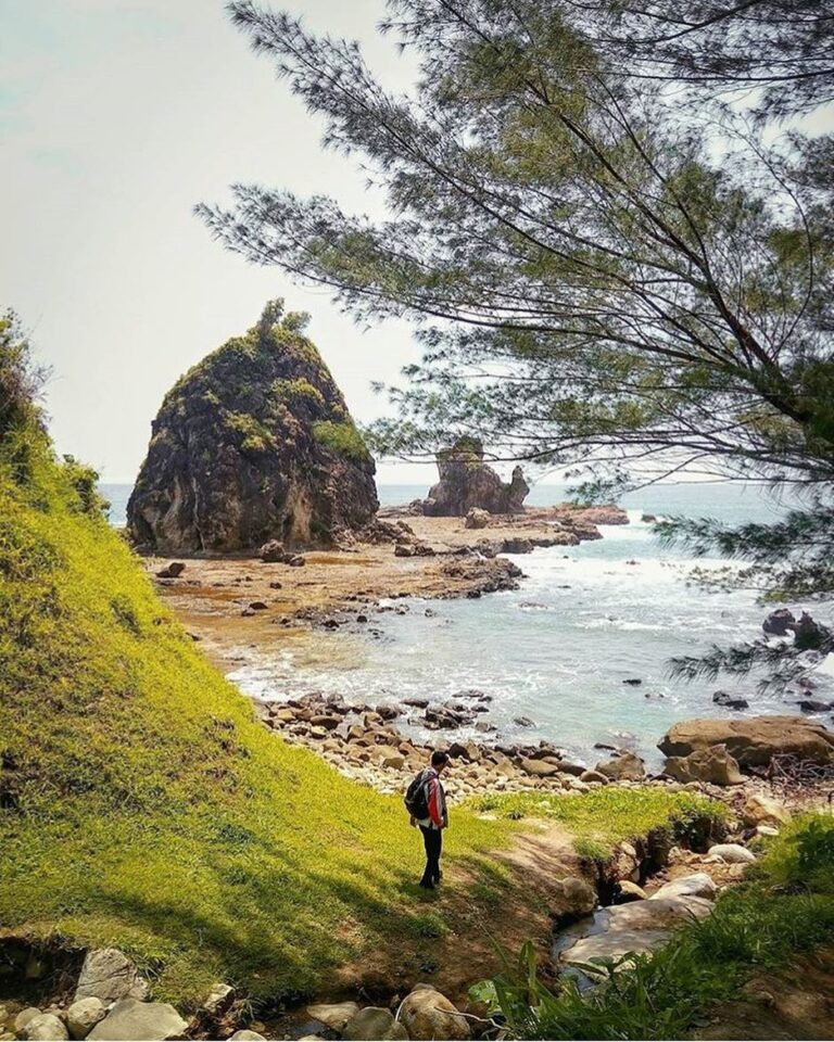 #explorejogja photo today by  taken at Pantai Watu Lumbung, Gunungkidul....