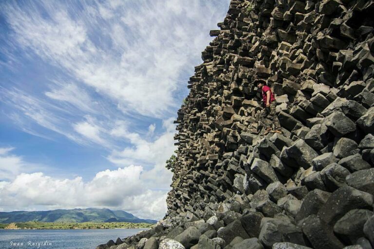#explorebima Photo today by  taken at Tanjung Mariam 
Columnar Joint ( Kekar Tia...