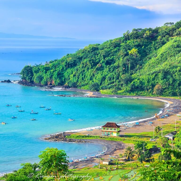 #exploresukabumi photo by  taken at Pantai Cikembang Puncak Habibi, Kec. Cisolok...