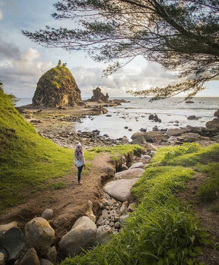 #explorejogja photo today by  take at Pantai Watu Lumbung, Gunungkidul....