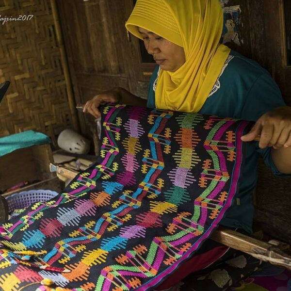 #explorebima Photo today by  " Kain Tenun Renda (muna renda). Muna artinya dalam...