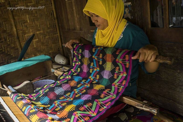 #explorebima Photo today by  " Kain Tenun Renda (muna renda). Muna artinya dalam...