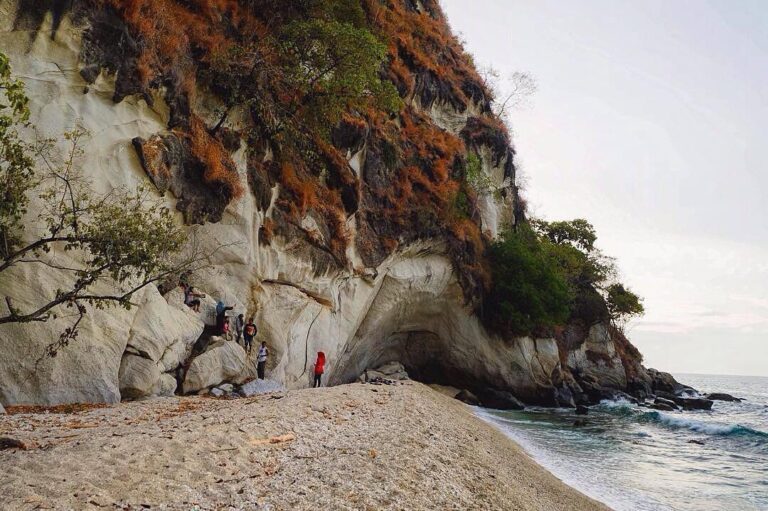 #explorealor Photo today by  Taken arround at Pantai Batu Putih, Alor, Nusa Teng...