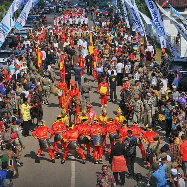 #explorebima Photo today by   taken at Kota Bima, NTB.

Iring-iringan rombongan ...