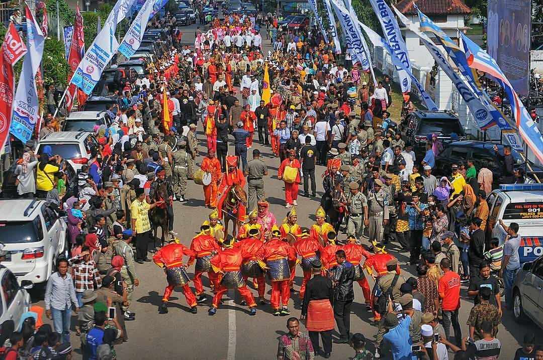 #explorebima Photo today by   taken at Kota Bima, NTB.

Iring-iringan rombongan ...
