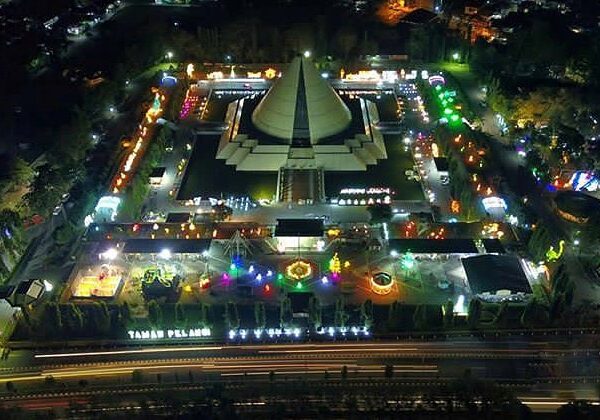 #explorejogja photo today by  Covering Taman Pelangi, Monjali....