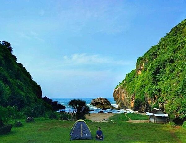 #explorejogja photo today by  taken at Pantai Wohkudu, Gunungkidul....