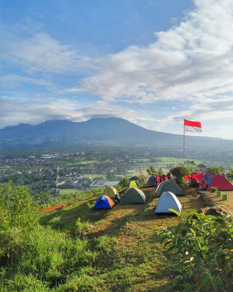 #exploresukabumi camp vibes framed by  at Gunung Sunda, #Cisaat...