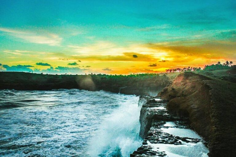 #exploresukabumi photo by  taken at Pantai Karang Bolong, #Surade...