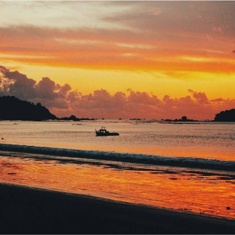 #exploresukabumi photo by  taken at Pantai Palangpang, #CiletuhPalabuhanratuGeop...