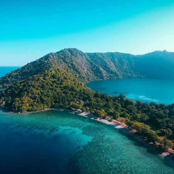 Ada yang sudah pernah dengar ada danau di tengah laut? Nah, Kabupaten Dompu, Nus...