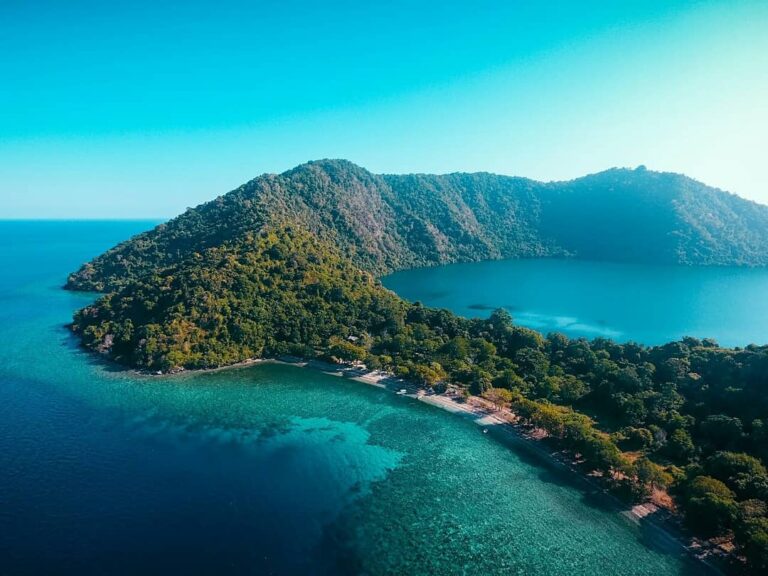 Ada yang sudah pernah dengar ada danau di tengah laut? Nah, Kabupaten Dompu, Nus...