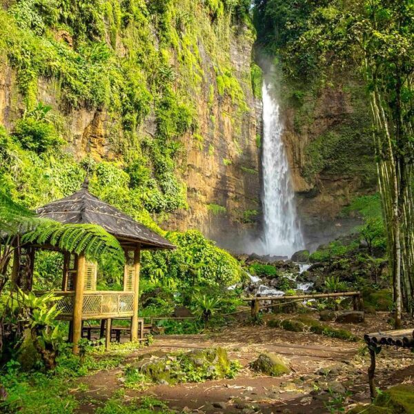 Air terjun Kapas Biru yang terletak di Pronojiwo, Kabupaten Lumajang Jawa Timur ...