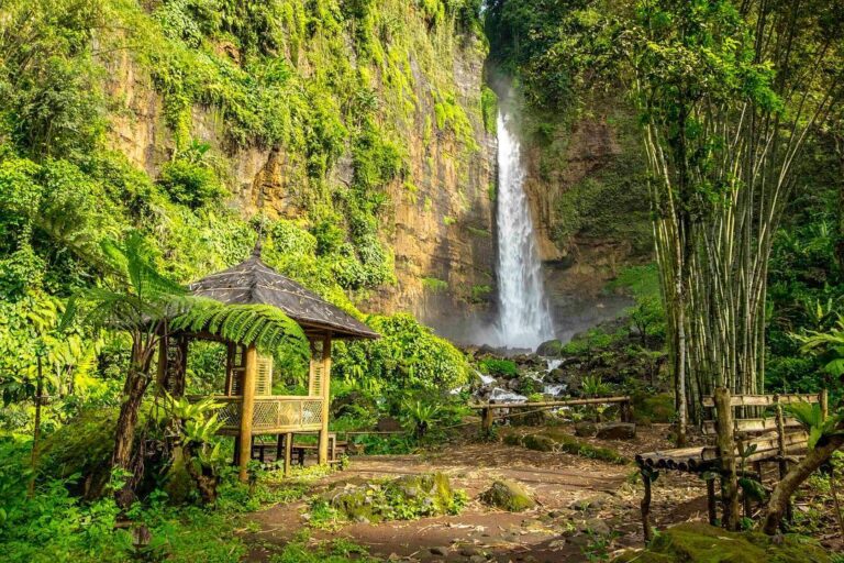 Air terjun Kapas Biru yang terletak di Pronojiwo, Kabupaten Lumajang Jawa Timur ...