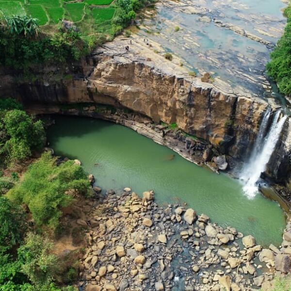 Air terjun dengan ketinggian sekitar 40 meter dengan lebar sekitar 60 meter berd...