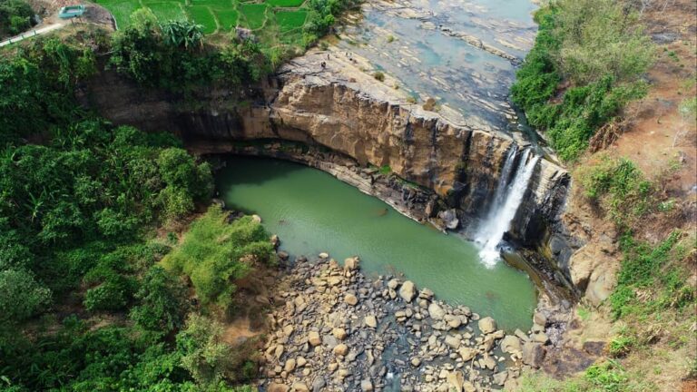 Air terjun dengan ketinggian sekitar 40 meter dengan lebar sekitar 60 meter berd...