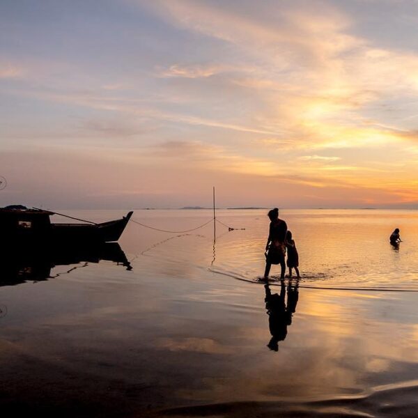 Aktivitas nelayan kerang di sekitar pantai Tanjung Pendam, Belitung, di sore ini...