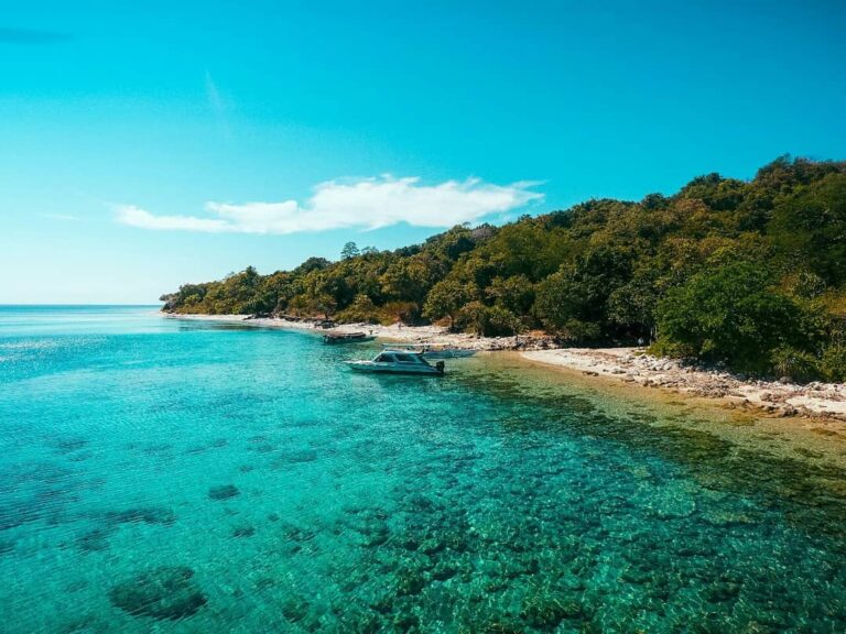 Apa sih yang menarik di Pulau Moyo? Jangankan membayangkan suasananya, sebagian ...