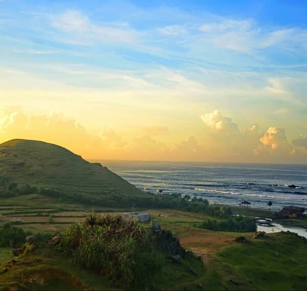 Area perbukitan indah ini bernama Bukit Mandalika. Dari atas bukit ini kita bisa...