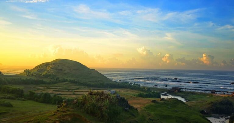 Area perbukitan indah ini bernama Bukit Mandalika. Dari atas bukit ini kita bisa...