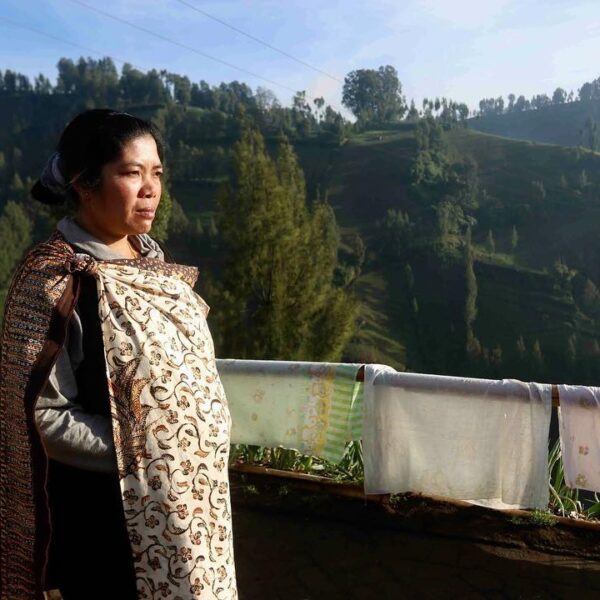 Bagi masyarakat suku Tengger, sarung yang mereka kenakan dalam melakukan aktifit...