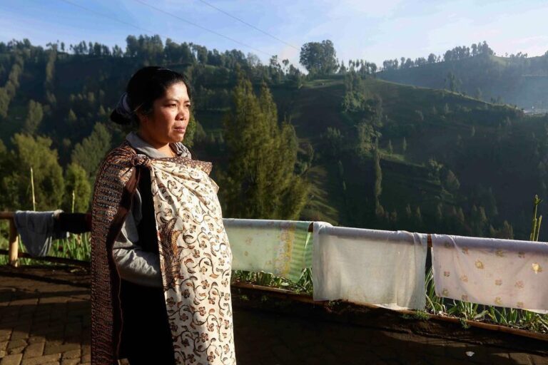 Bagi masyarakat suku Tengger, sarung yang mereka kenakan dalam melakukan aktifit...