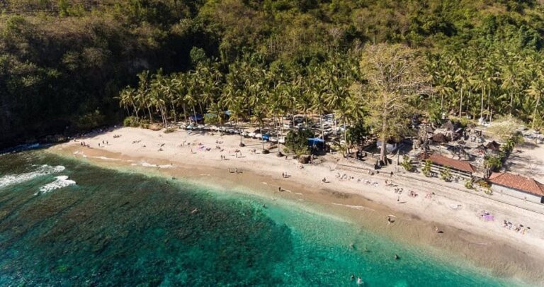 Bali seakan tak pernah surut dari yang namanya keindahan alam. Bahkan di sudut t...