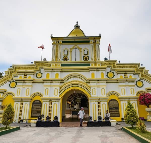 Bangunan bersejarah kebanggaan kota Sumenep. Dibangun pada 1781 dengan arsitek T...