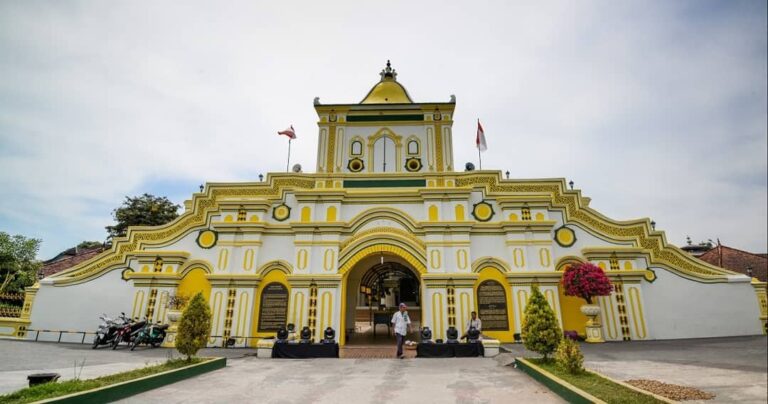 Bangunan bersejarah kebanggaan kota Sumenep. Dibangun pada 1781 dengan arsitek T...